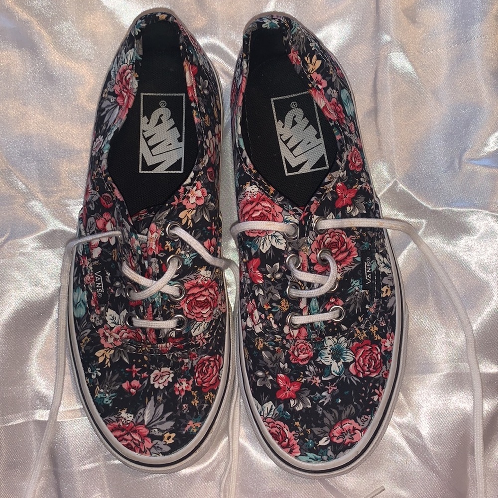 Women’s 6 shoes Vans sneakers casual athletic